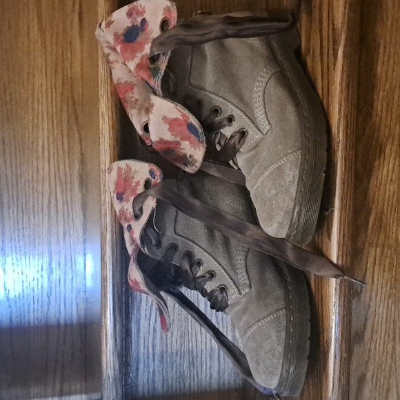 Dr Martens Aimee 9 eye boots in taupe size 7 - Picture 4 of 4